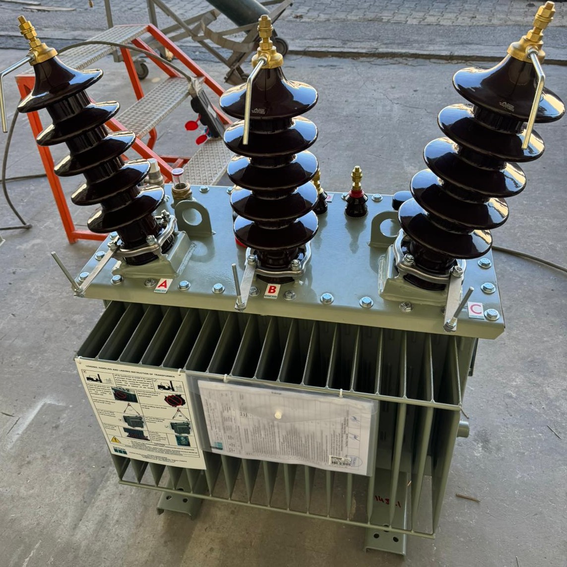 25 kVA three-phase oil-immersed distribution transformer with corrugated tank, copper windings, and porcelain bushings, manufactured by DATSAN Transformer.