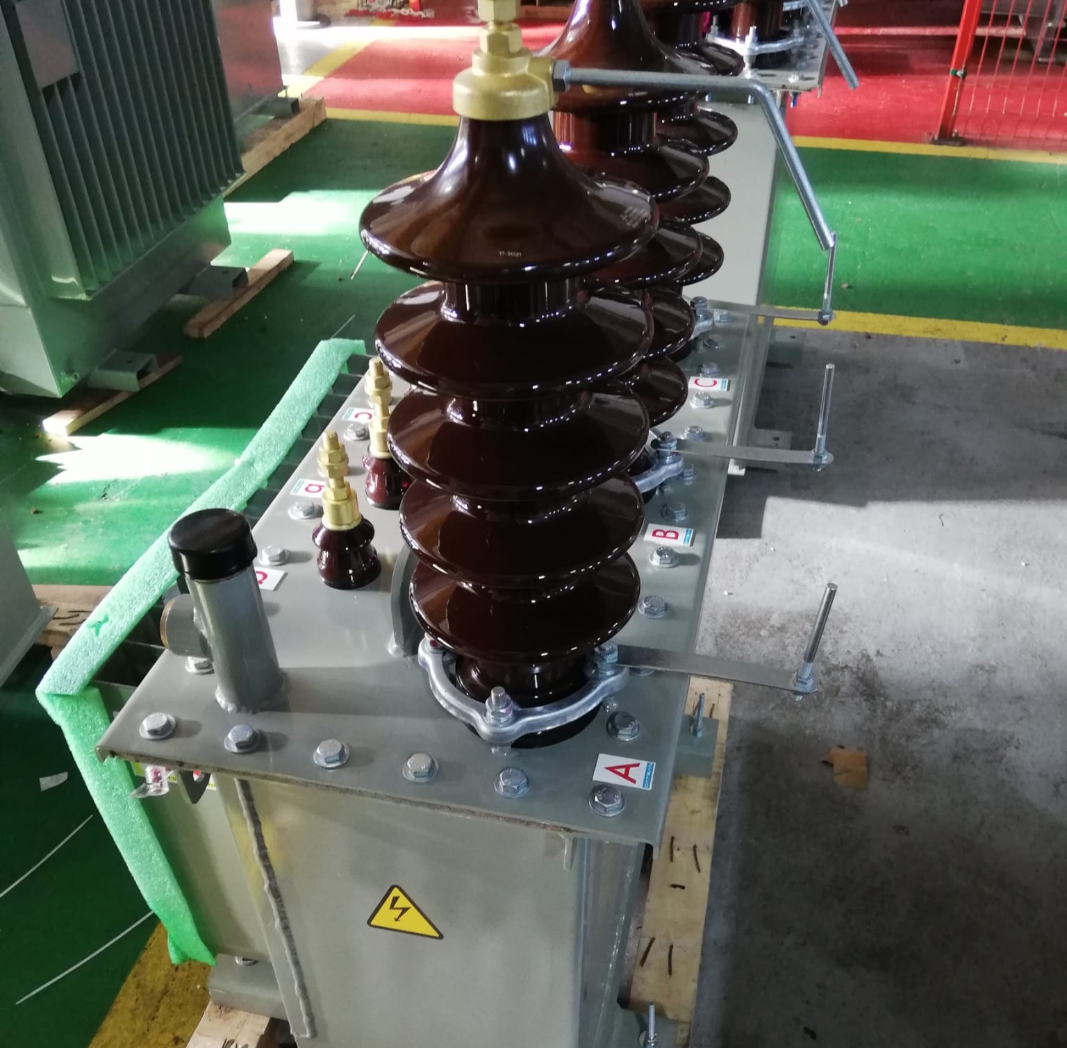 25 kVA outdoor oil-immersed distribution transformer with corrugated tank, porcelain bushings, and high-efficiency core, manufactured by DATSAN Transformer.