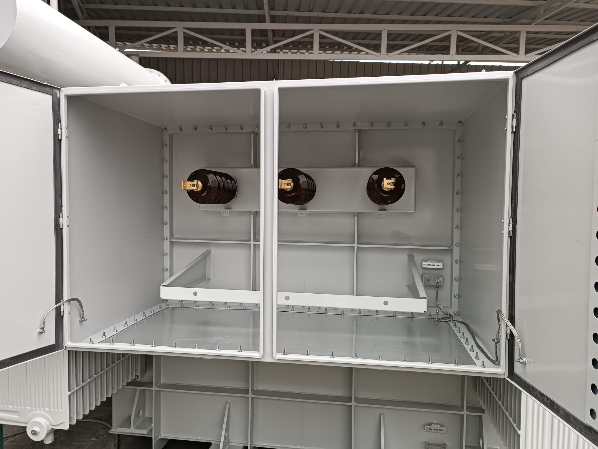 5000 kVA transformer HV bushings and tap changer connection detail